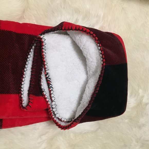 VS PINK Sherpa Blanket Red Black Plaid Perfect Valentine's Day Present NWT - Picture 13 of 13